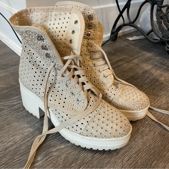 Urban Outfitters Mya Eyelet Boot lace up - Picture 2 of 8
